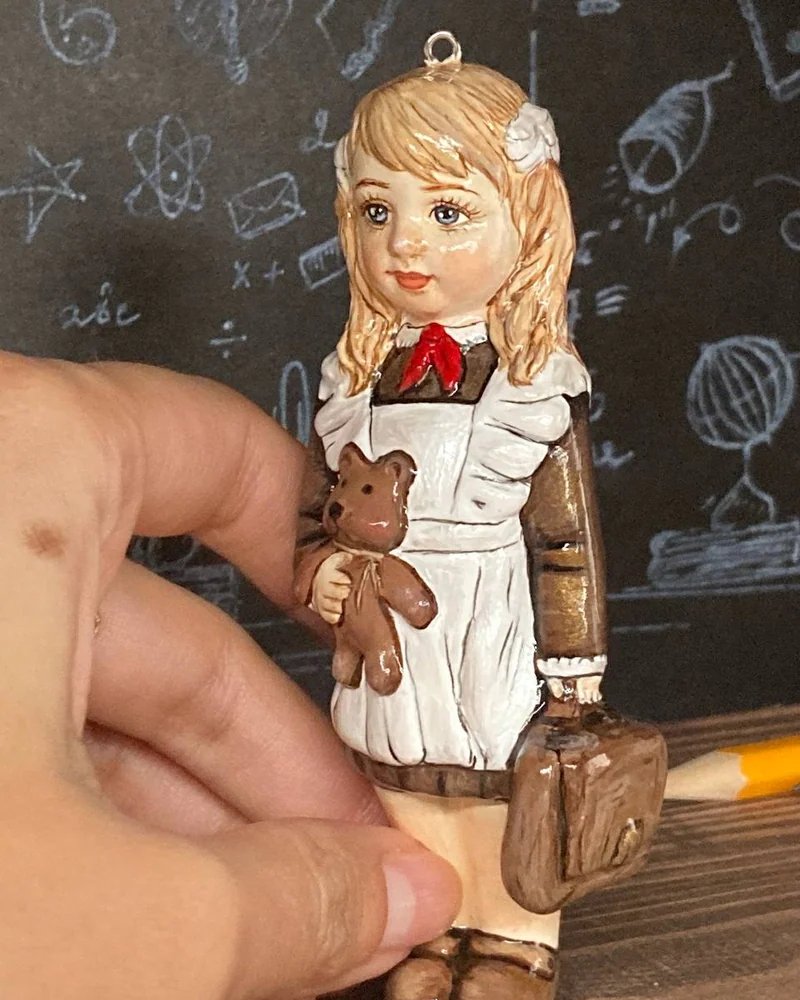 Белая ёлочная игрушка «Школьница»