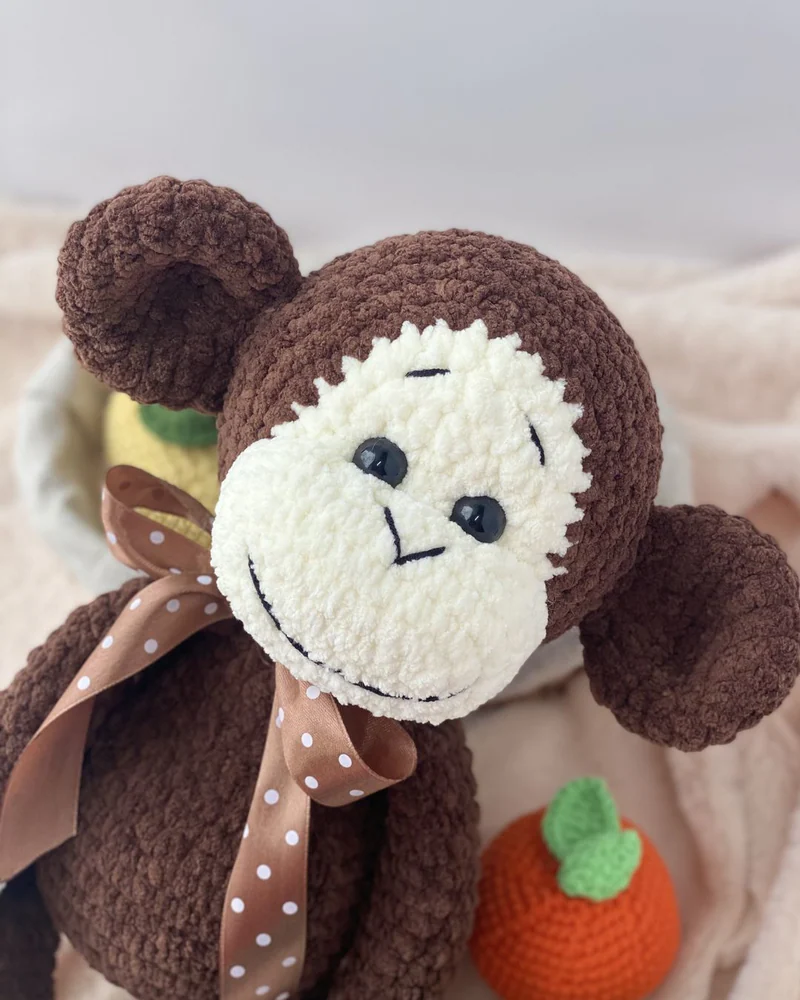 Вязаная коричневая обезьянка амигуруми
