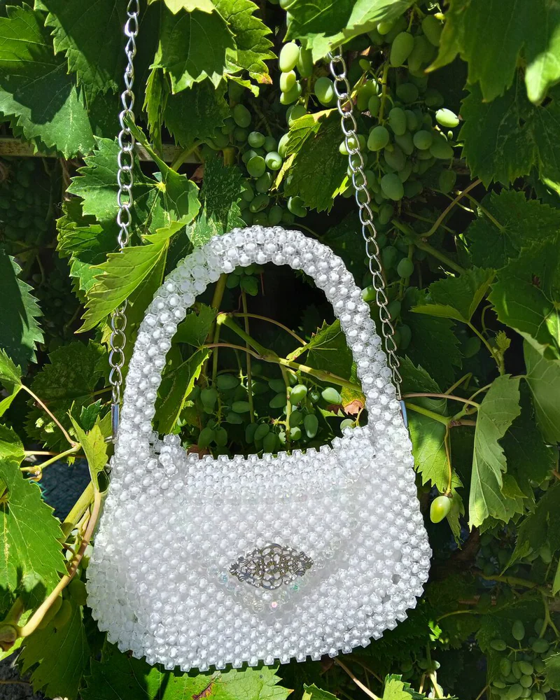 СУМОЧКА из БУСИН БЕЛАЯ полукруглая
