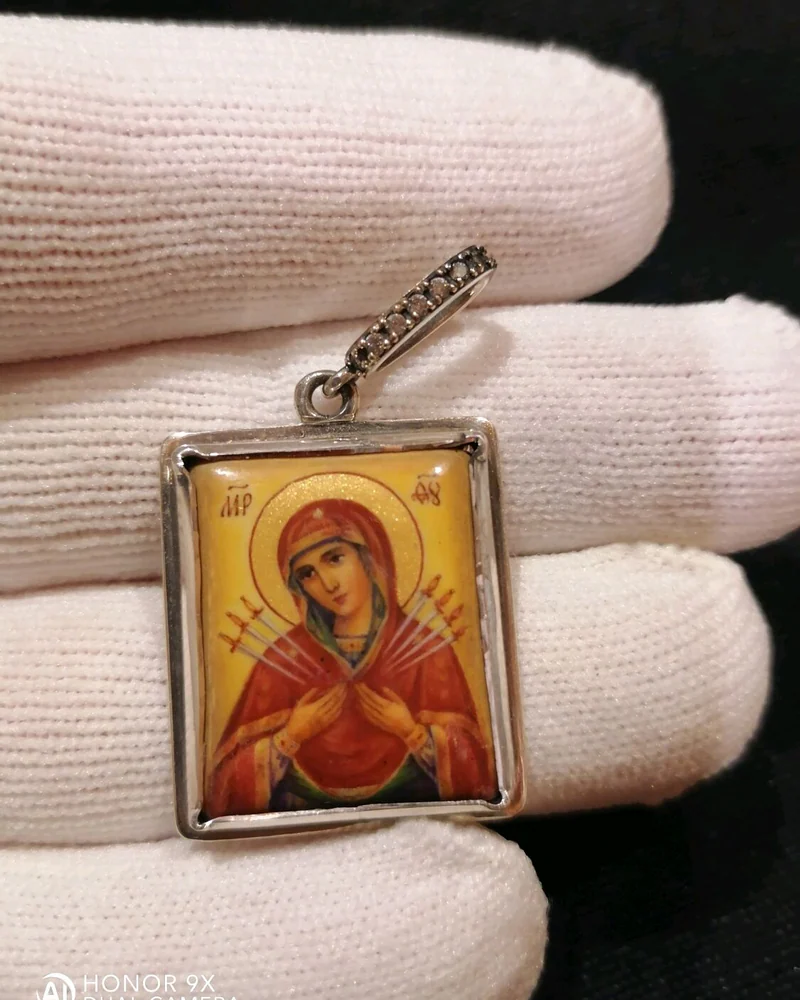 Нательная иконка, финифть "Богородица Семистрельная"
