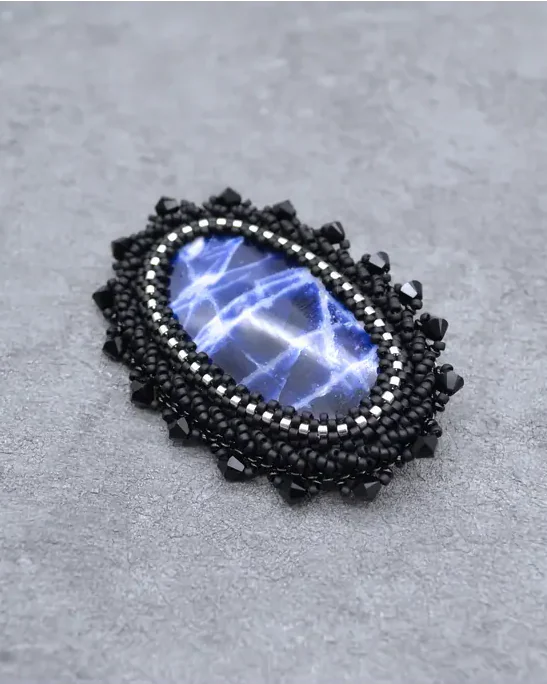 Брошь ручной работы с содалитом и Swarovski