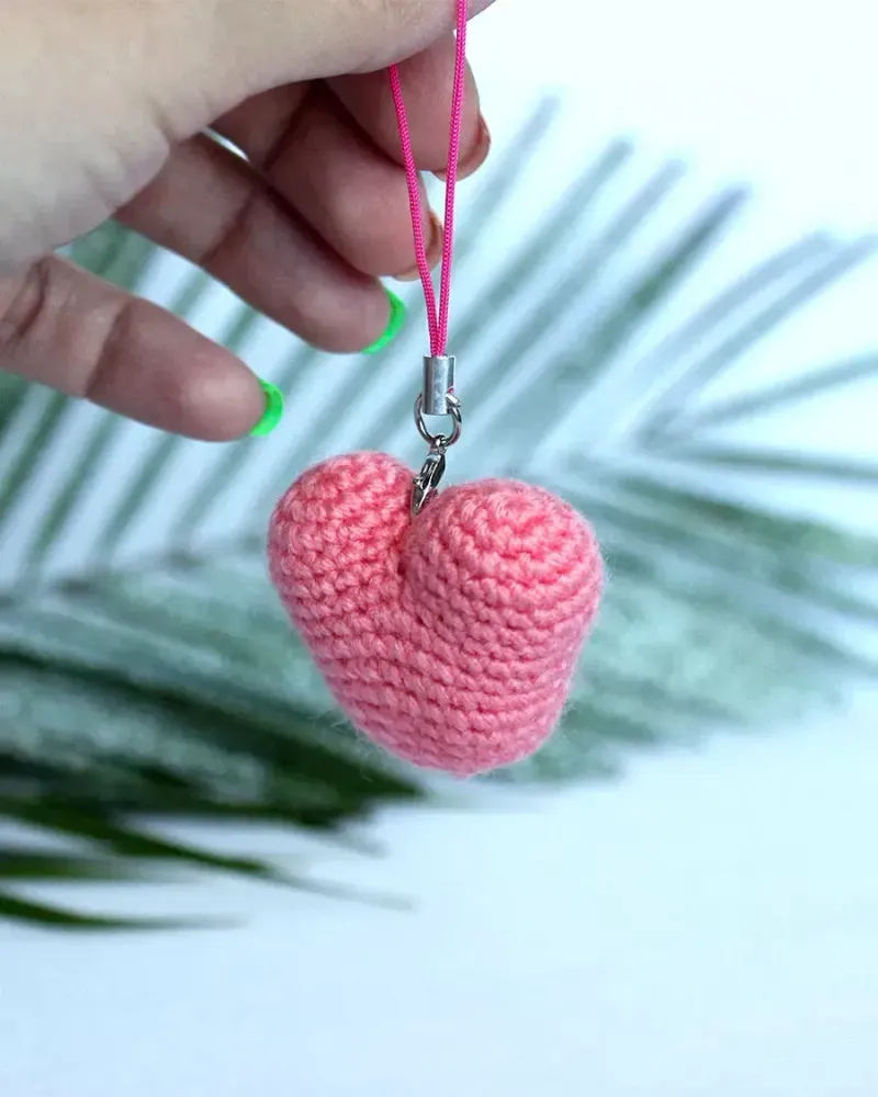 Брелок вязаный «Сердце» — Коралловый