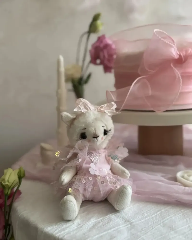 Белая кошечка, 20 см