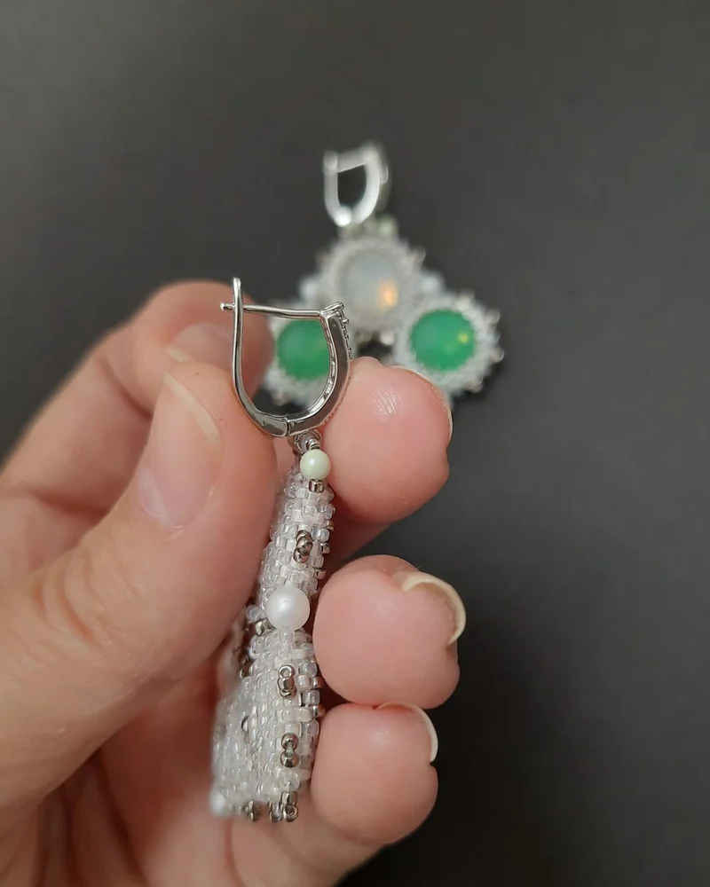Крупные серьги из кристаллов и элементов сваровски в белом цвете