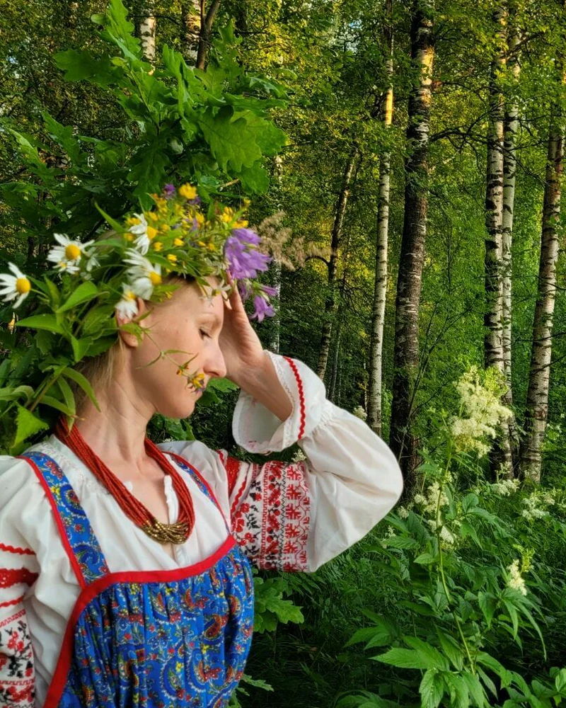 Рубаха народная женская с вышивкой, красно-синей