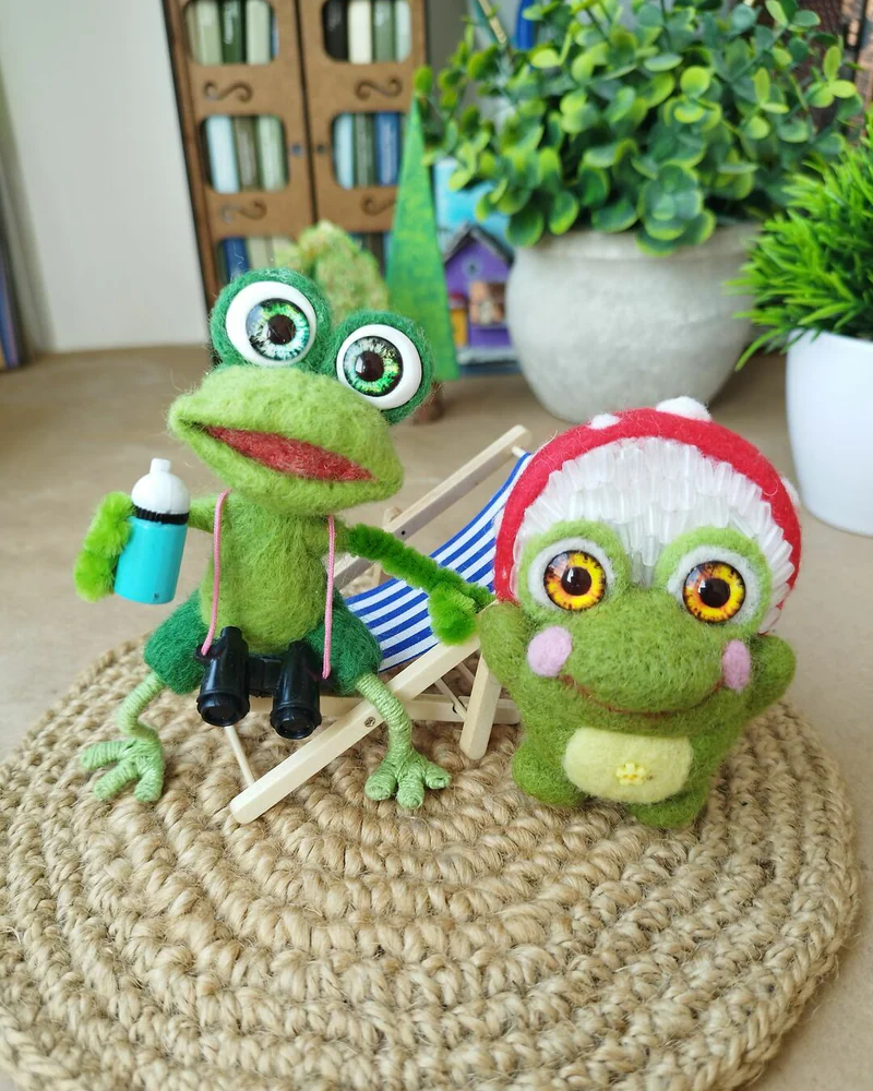 Валяная игрушка Лягушка в шезлонге, Войлочная Игрушка из шерсти