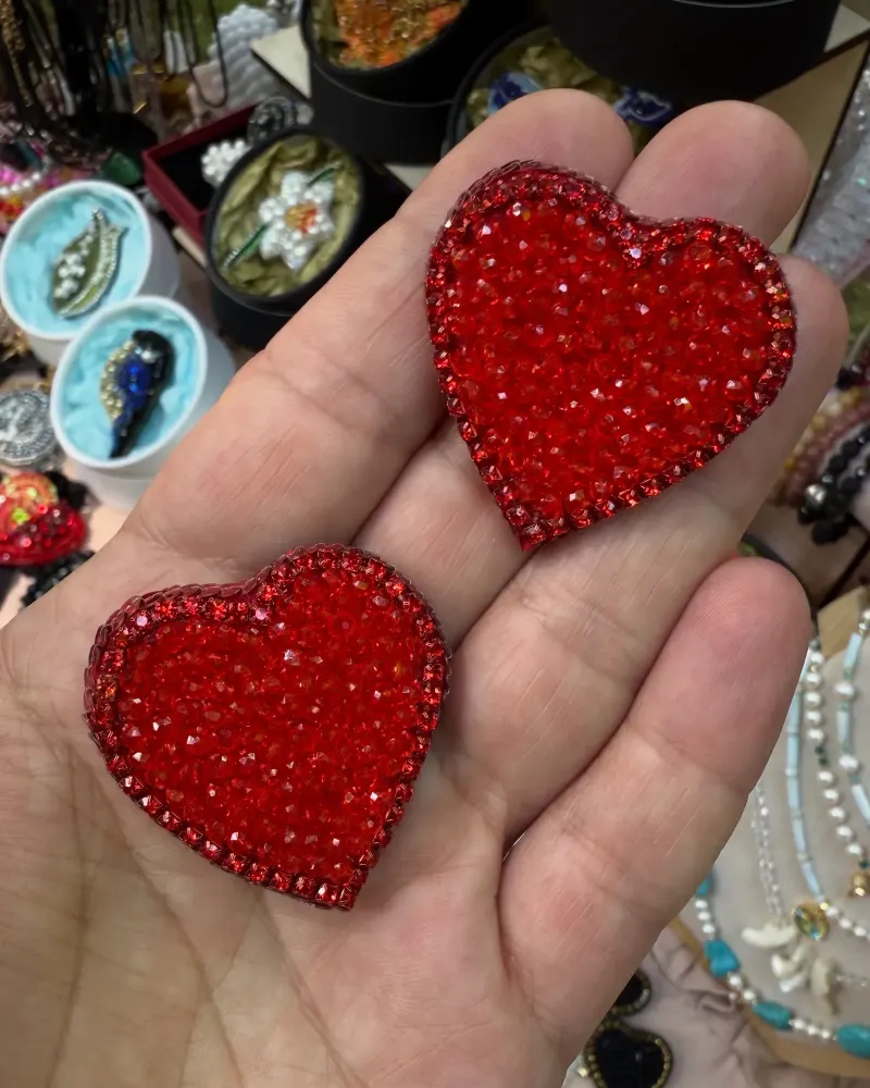 Красная брошь «Сердце»