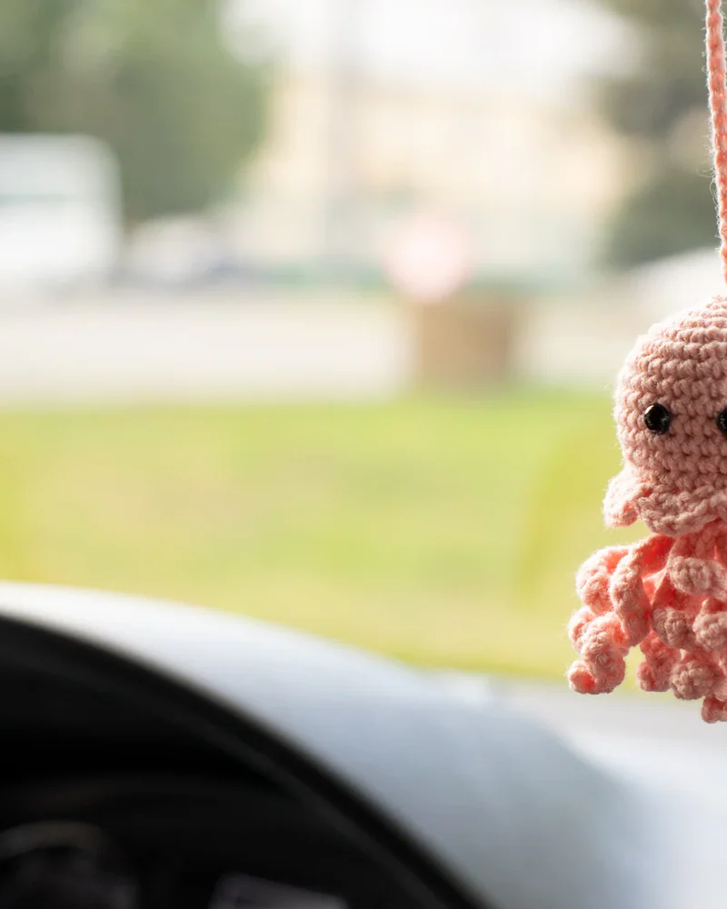 Вязаная медуза — игрушка-подвеска — 7,5 см