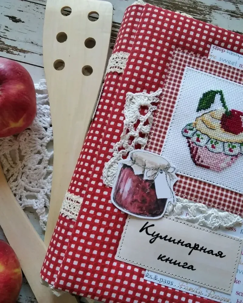 Кулинарная книга для рецептов 17×22 см с вышивкой крестом, красная — Красная