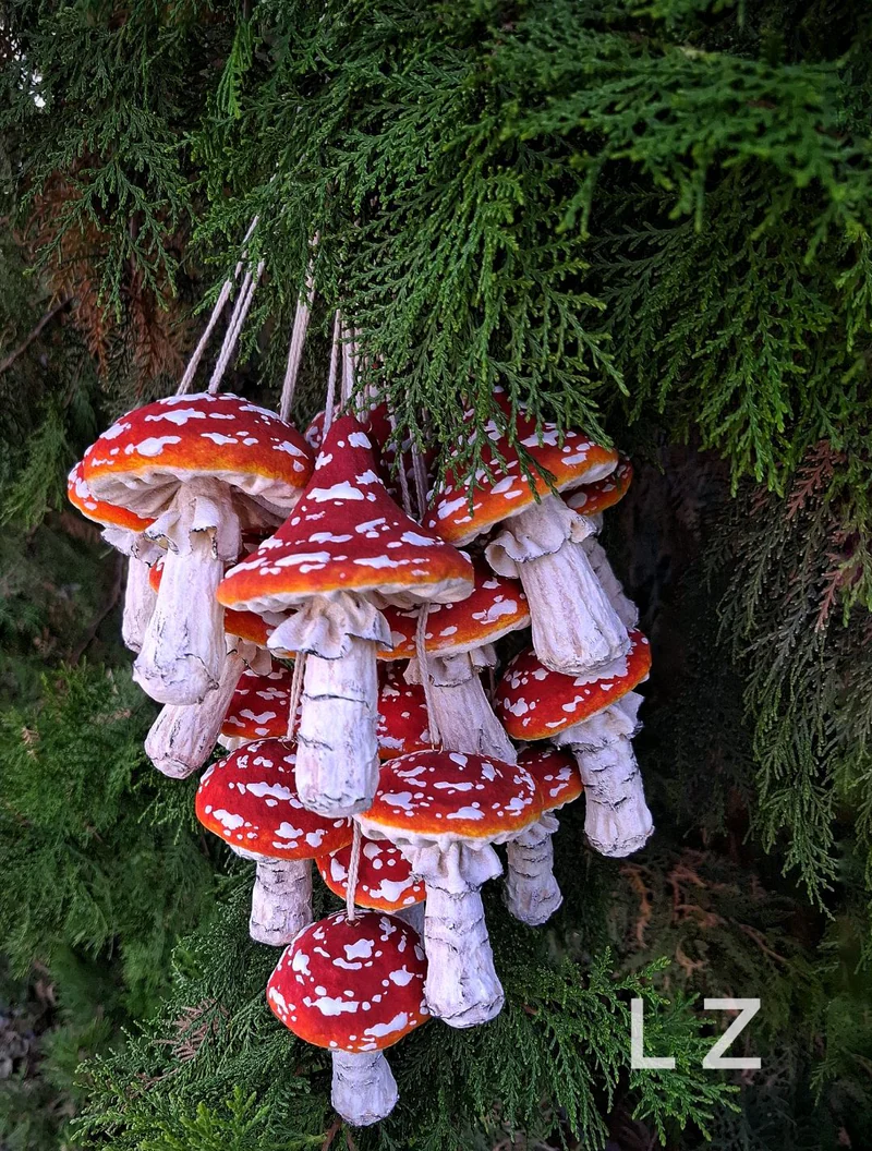 Красные мухоморы, ватные игрушки