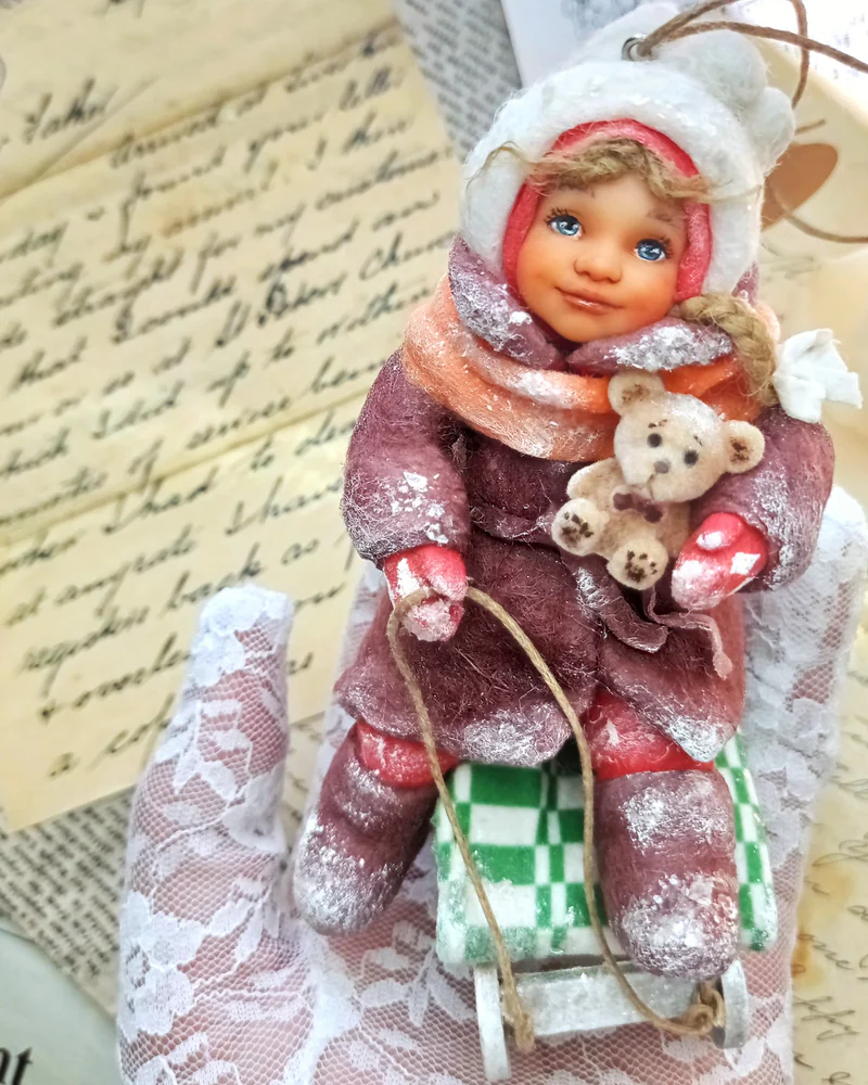 Ватная игрушка "Девочка на санках с одеялком и мишкой"