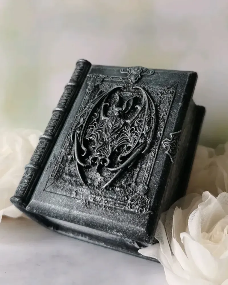 Шкатулка-книга с летучей мышью