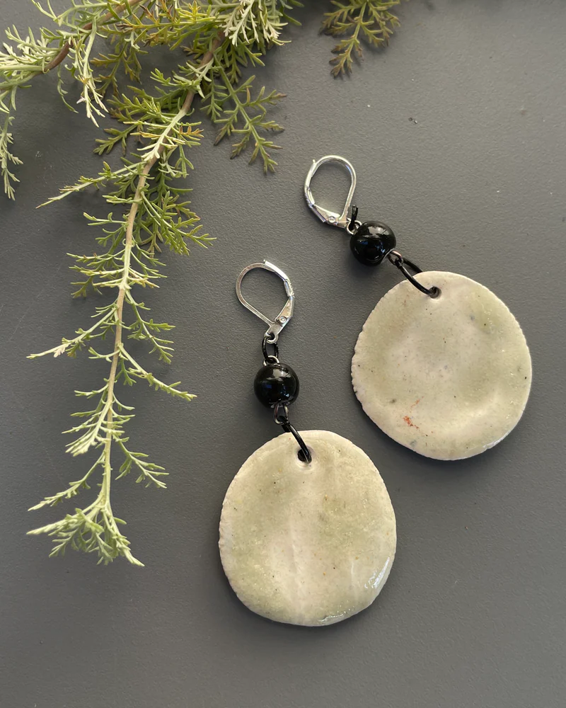 Крупные серьги из керамики — Светлые