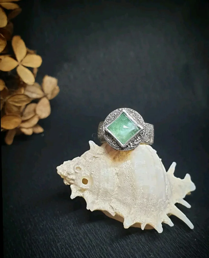 Серебряное кольцо-башня с изумрудом