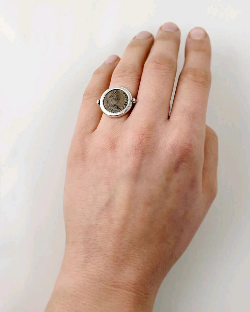 Серебряное кольцо с монетой