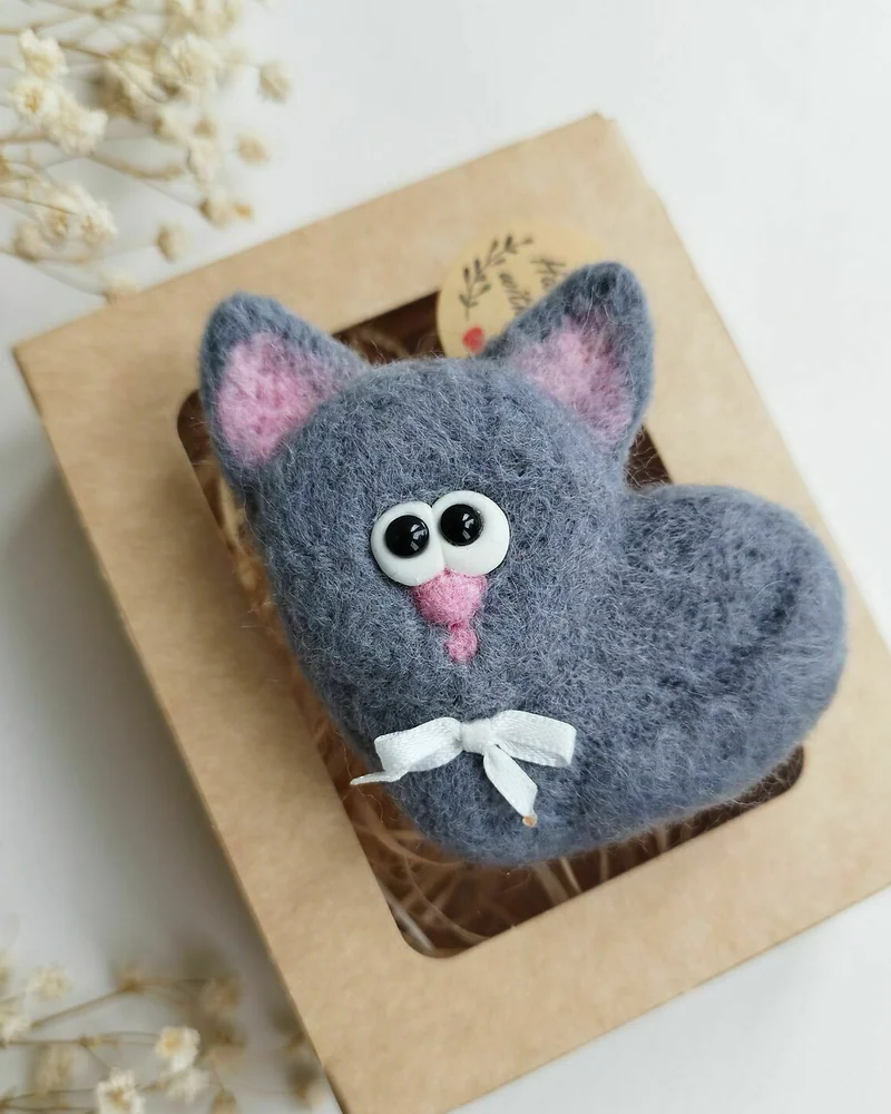 Брошь котик- сердце из шерсти, брошь на пиджак серый кот
