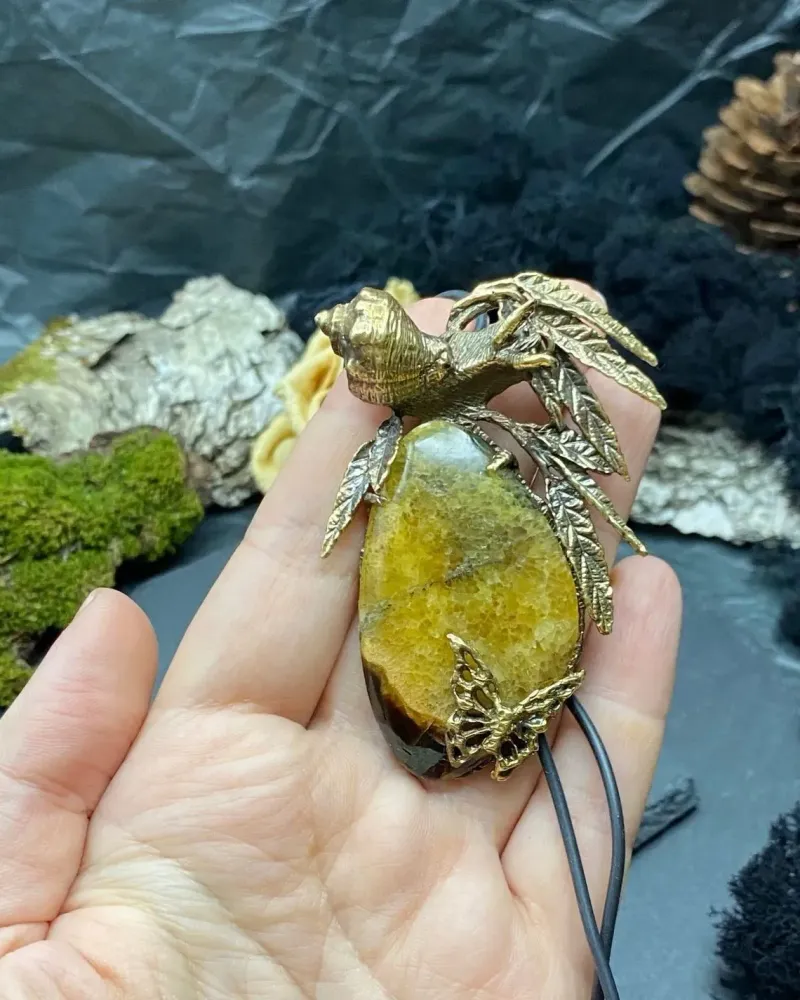 Кулон из латуни с натуральным камнем улитка
