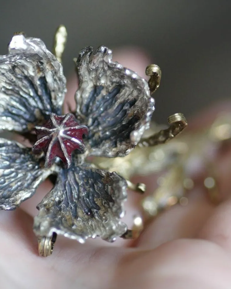 Брошь-кулон "Poppy" — серебристый с красной серединой — Серебристый с красной серединой