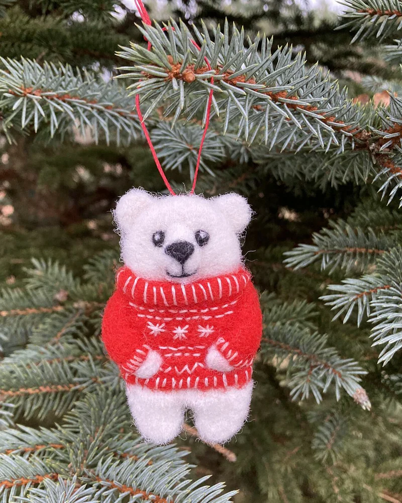 Валяная брошь-игрушка на елку Белый медведь в свитере