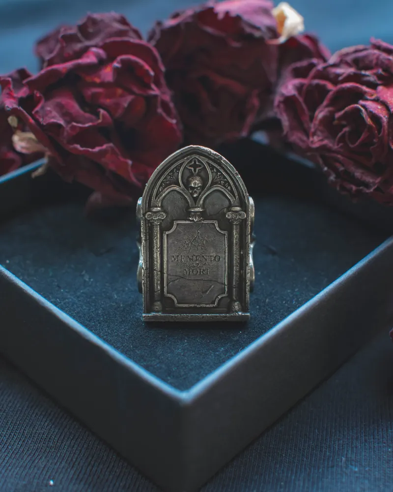 Кольцо-надгробие «Memento mori» с черепом