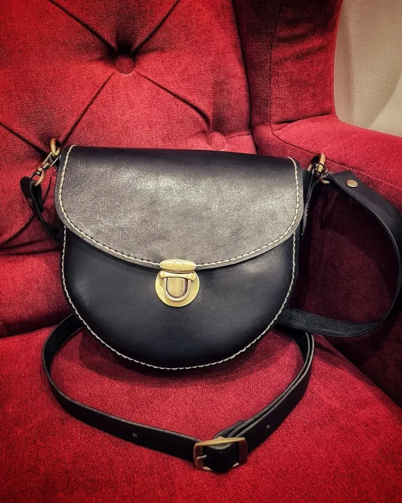 Сумка crossbody из чёрной кожи через плечо — Чёрный