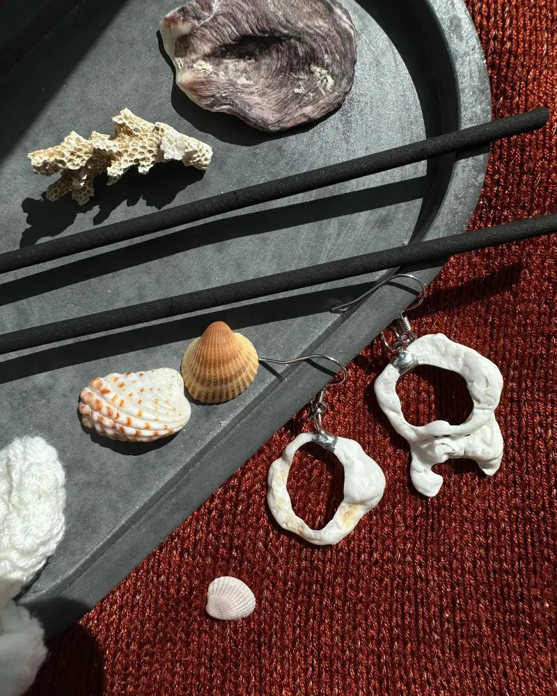 Сережки из фрагментов ракушки в витражной технике — Белая ракушка