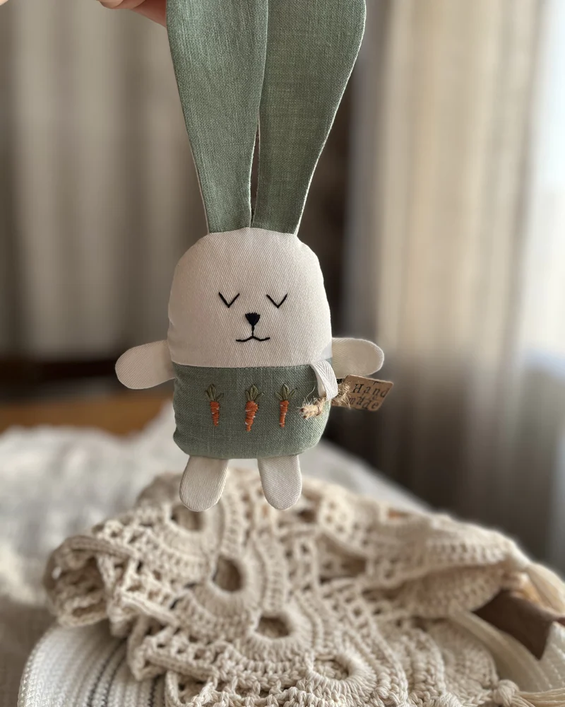 Зайка с вышитыми морковками — мягкая игрушка — Основной