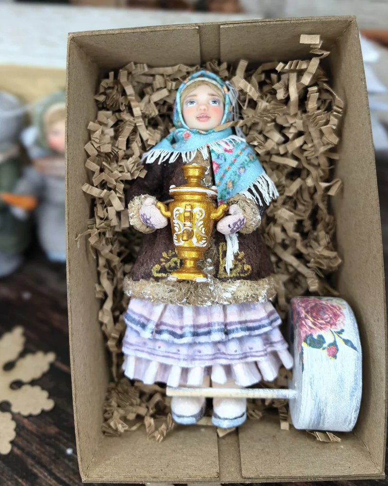 Ватный сувенир "Девушка с самоваром"