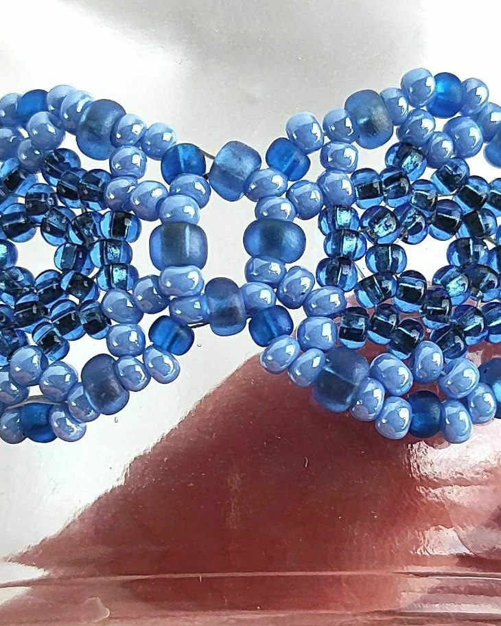 Синий браслет из бисера длина 16 см