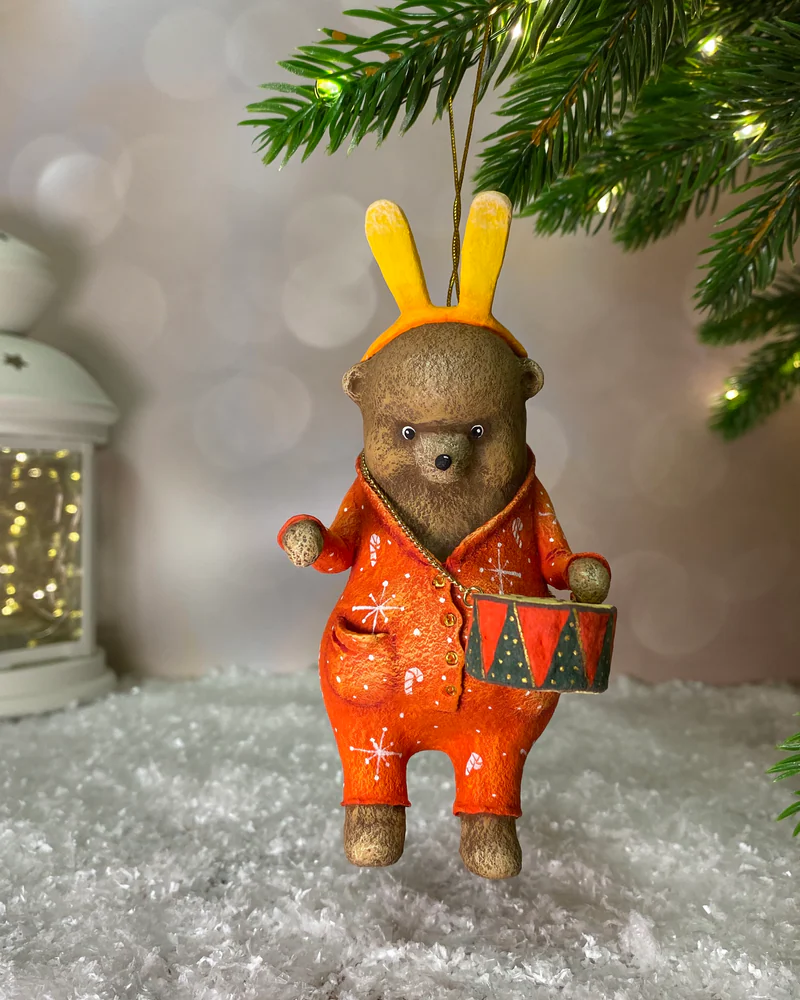 Ёлочная игрушка «Мишка с барабаном в красной пижаме»