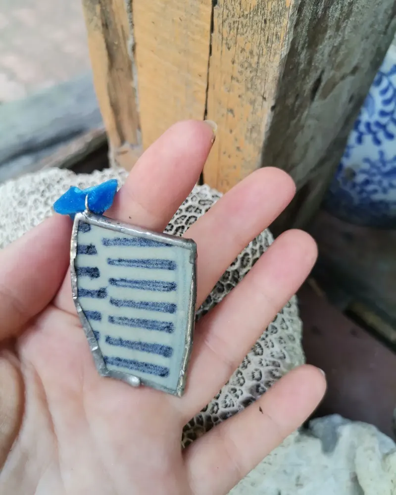 Подвеска из морской керамики в витражной технике Тиффани двусторонняя — Бело-синий