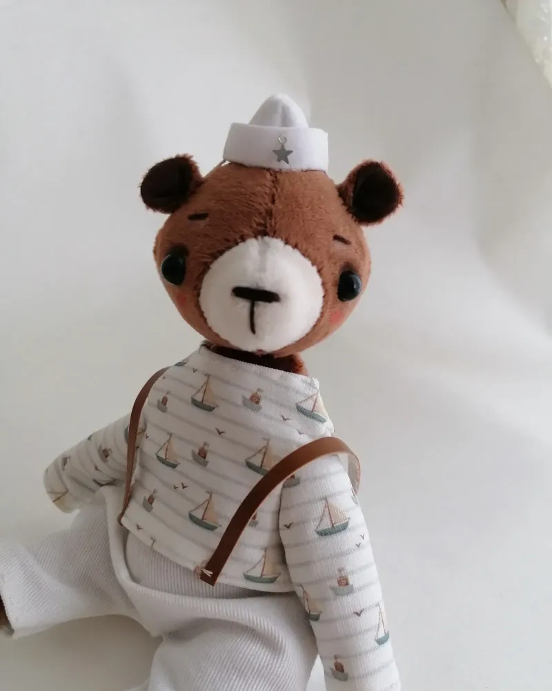 Коричневый мишка-морячок, 20 см