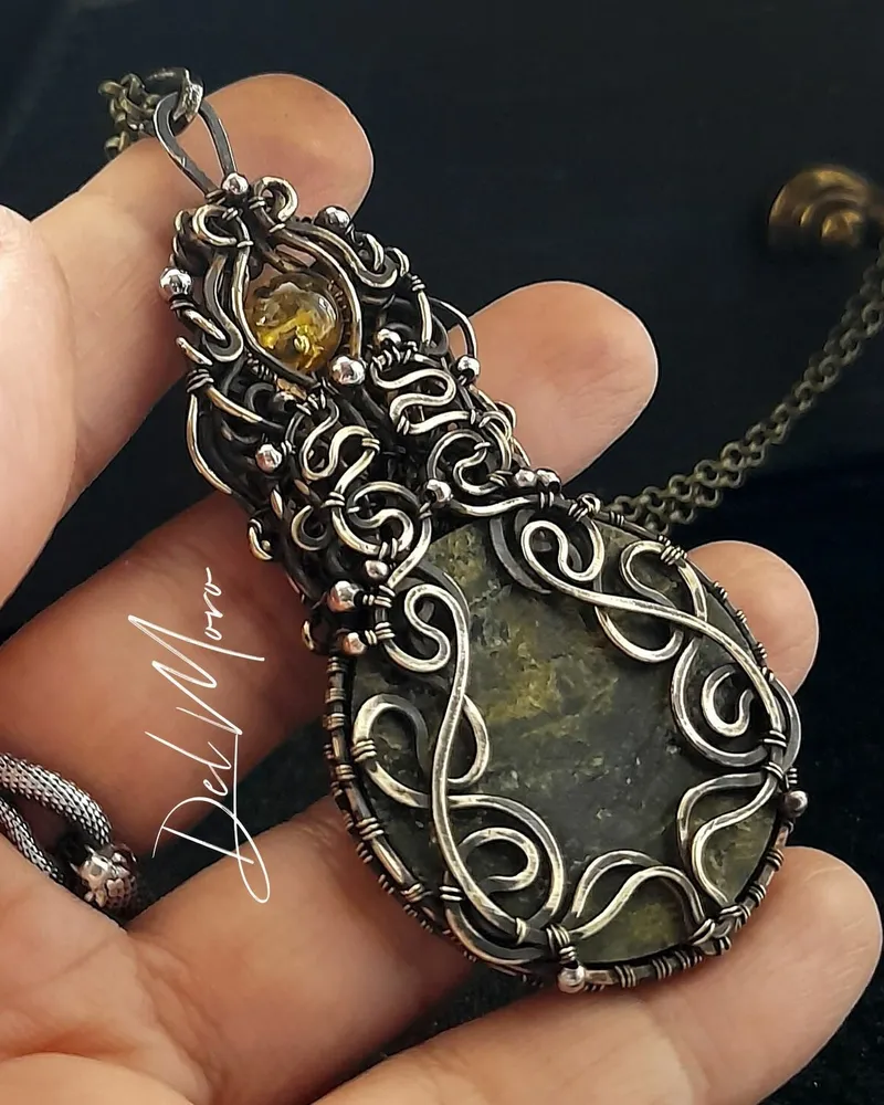 Кулон с камнем змеевик массивный на цепи "Snake armor" — белый