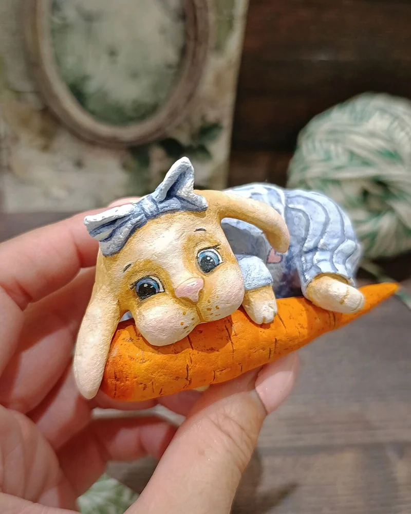 Заяц с морковкой