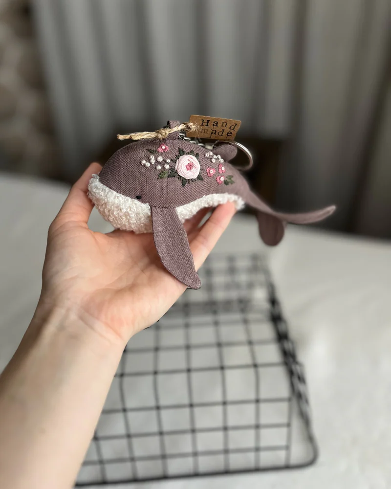 Кит-брелок — мягкая игрушка на карабине — Цветочная вышивка