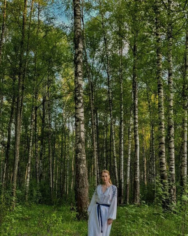 Платье льняное в народном стиле, белое с синим поясом