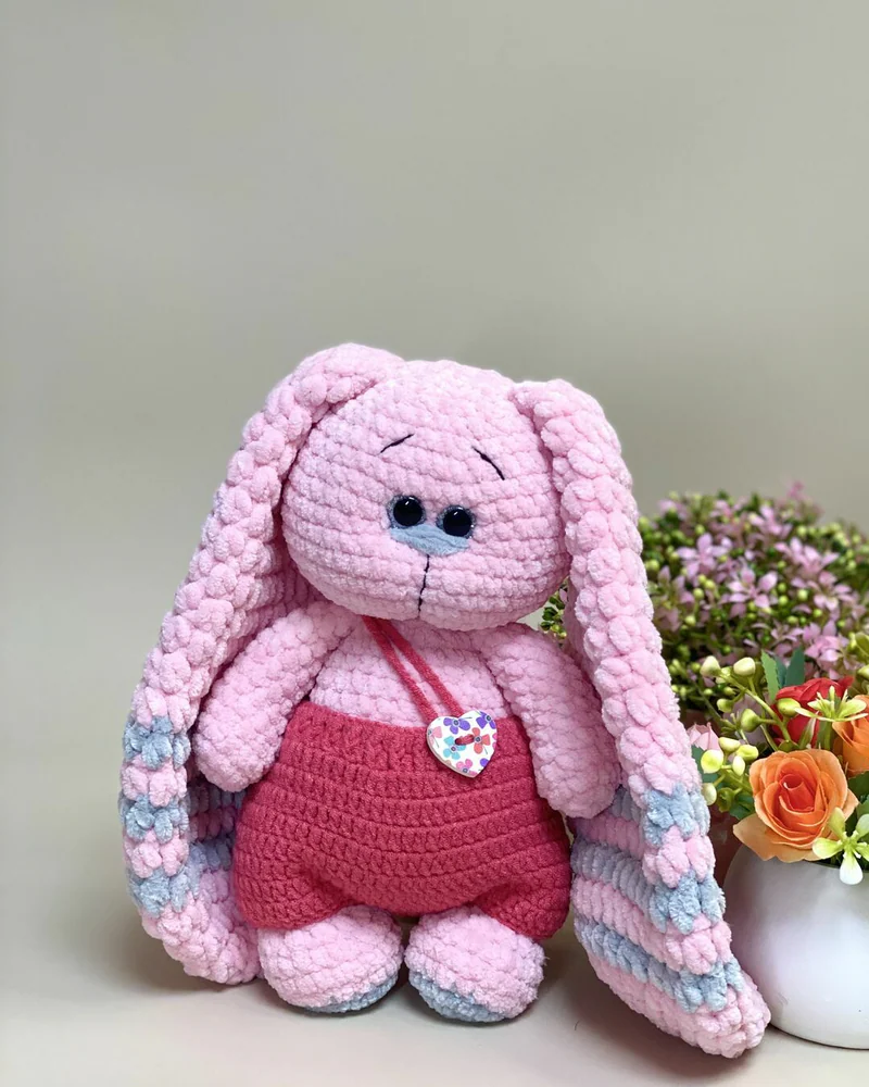 Вязаная розовая зайка амигуруми