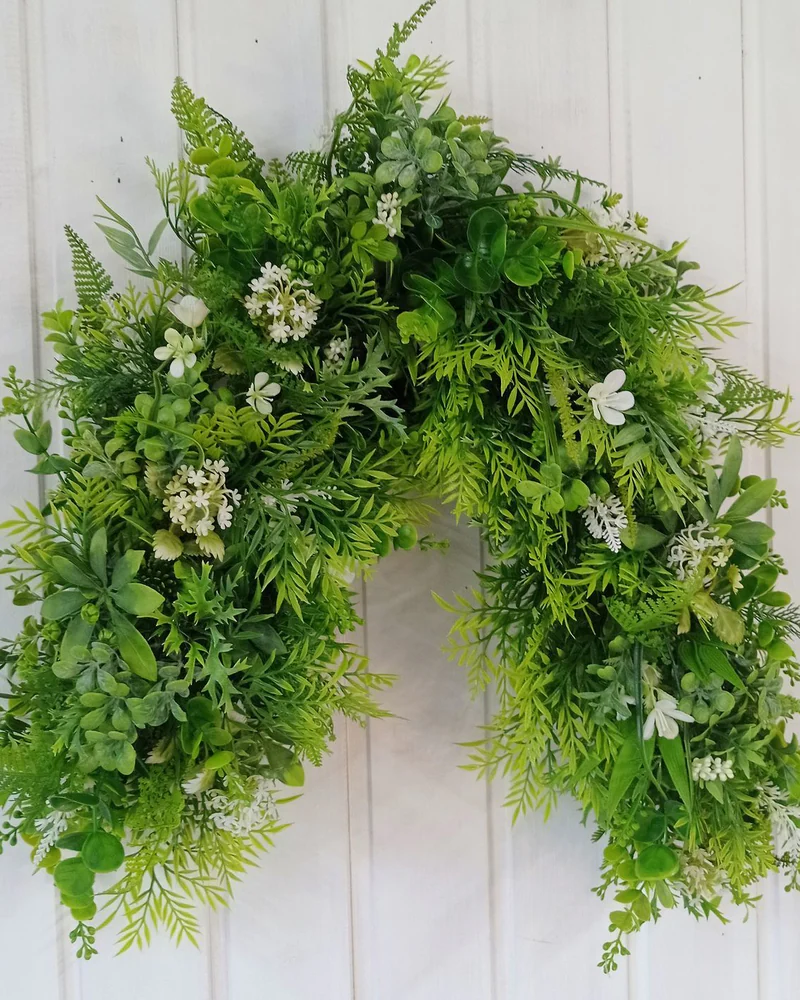 Цветочная гирлянда из искусственной зелени
