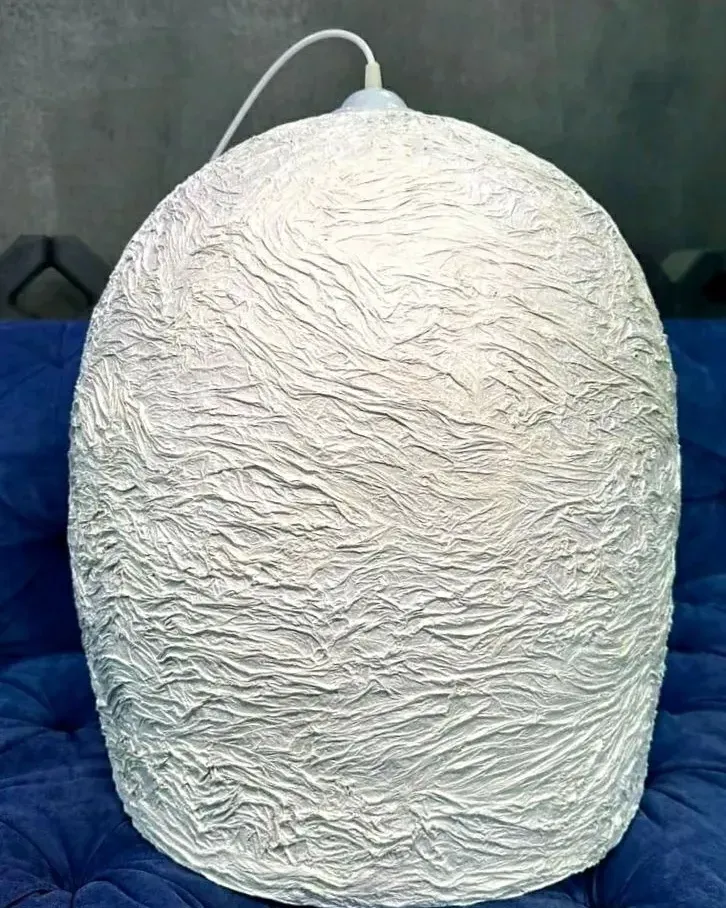 Белый рельефный подвесной светильник — 45×40 см