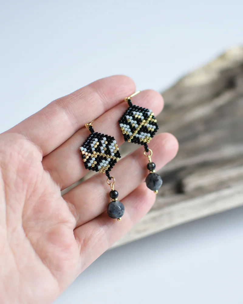 Серьги из бисера с ларвикитом