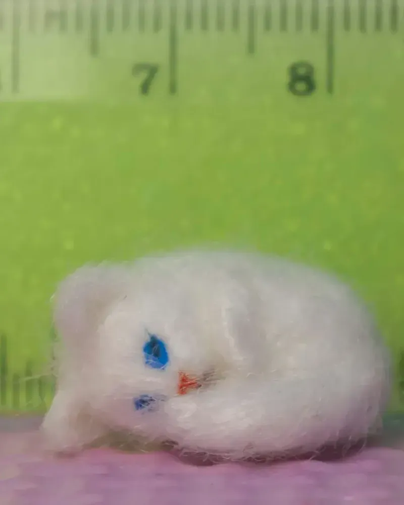 Лежащий котёнок для кукольного домика, 1:6 — Белый, из акрила