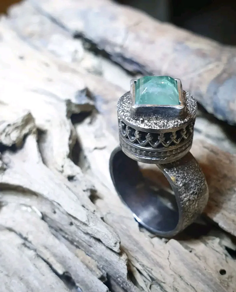 Серебряное кольцо-башня с изумрудом