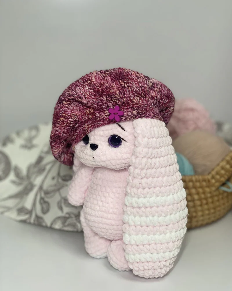 Вязаная розовая зайка амигуруми