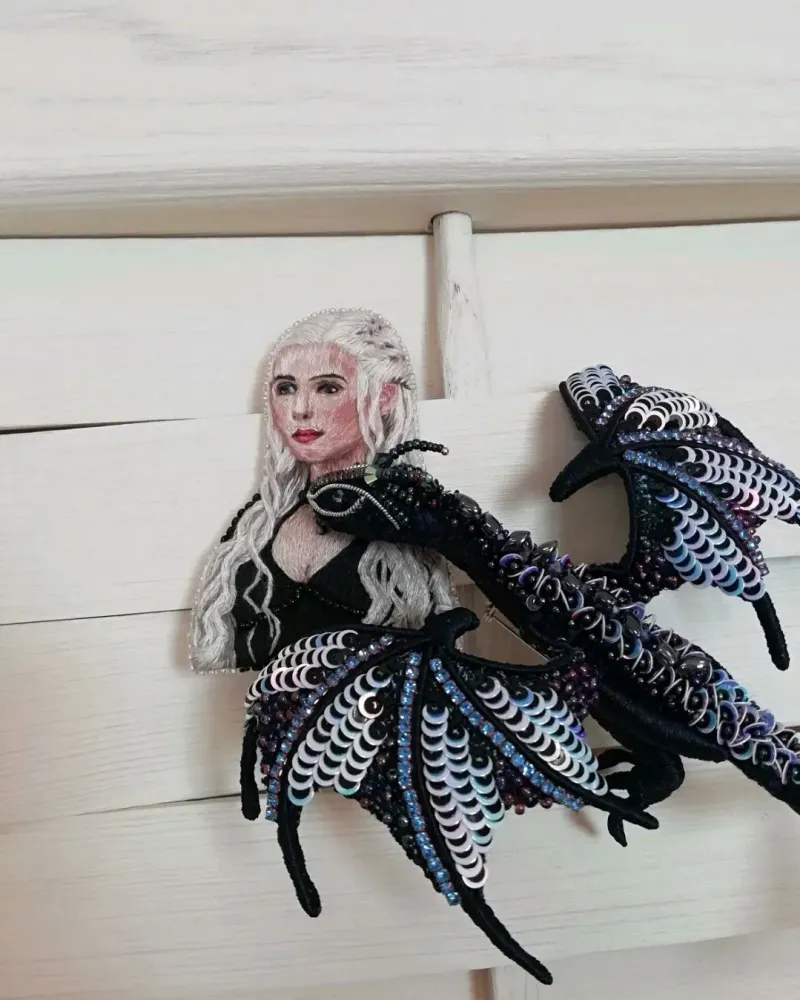 Брошь «Rainbow Dragon» (Радужный дракон) — Основной