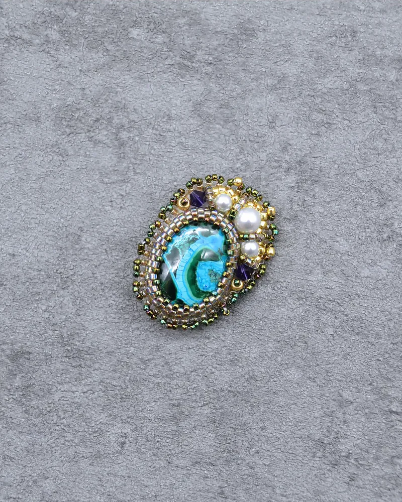 Брошь ручной работы с хризоколлой и Swarovski