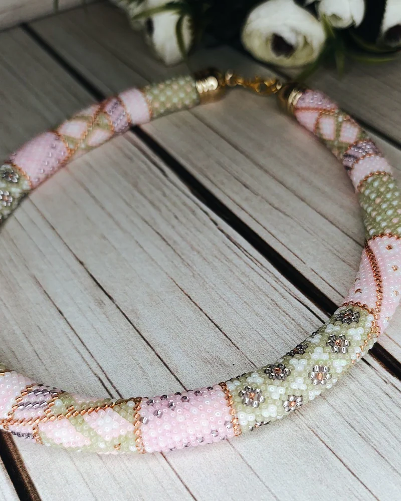 Жгут из бисера. Колье женское розовое