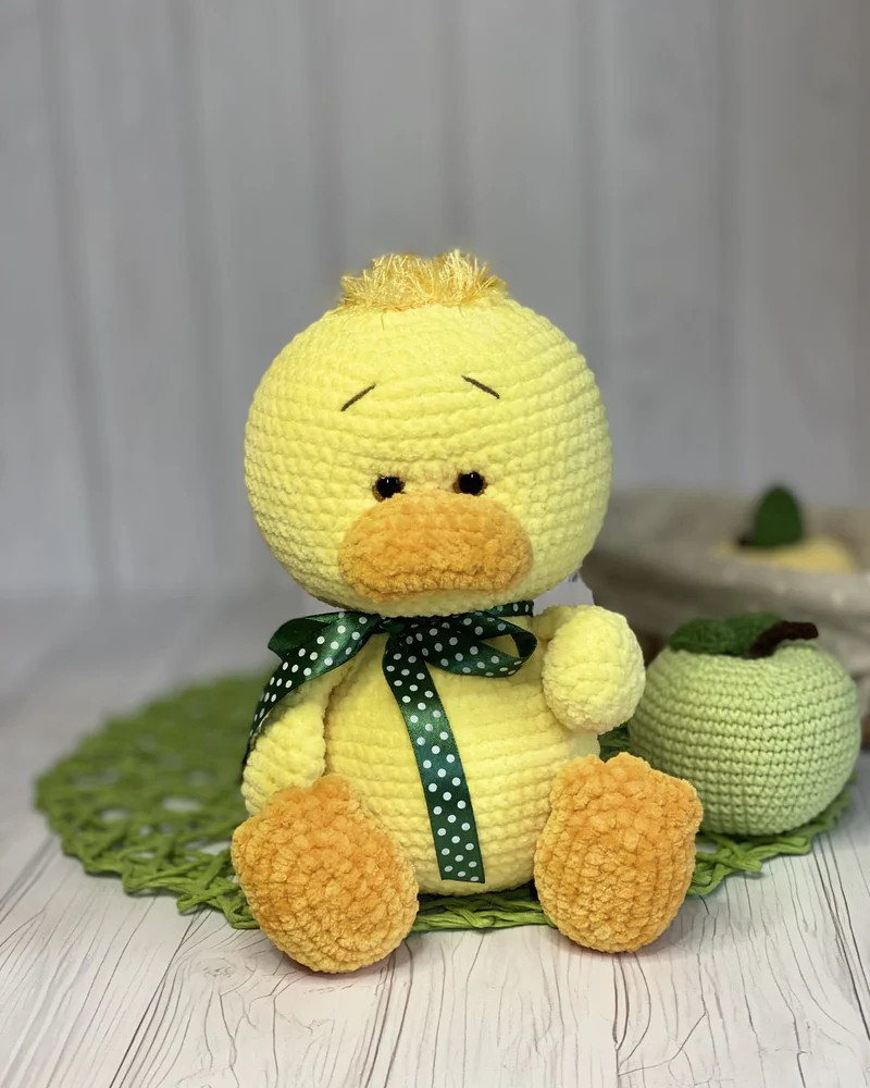 Вязаный жёлтый утёнок амигуруми