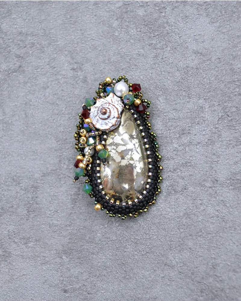 Брошь ручной работы с пиритом и Swarovski