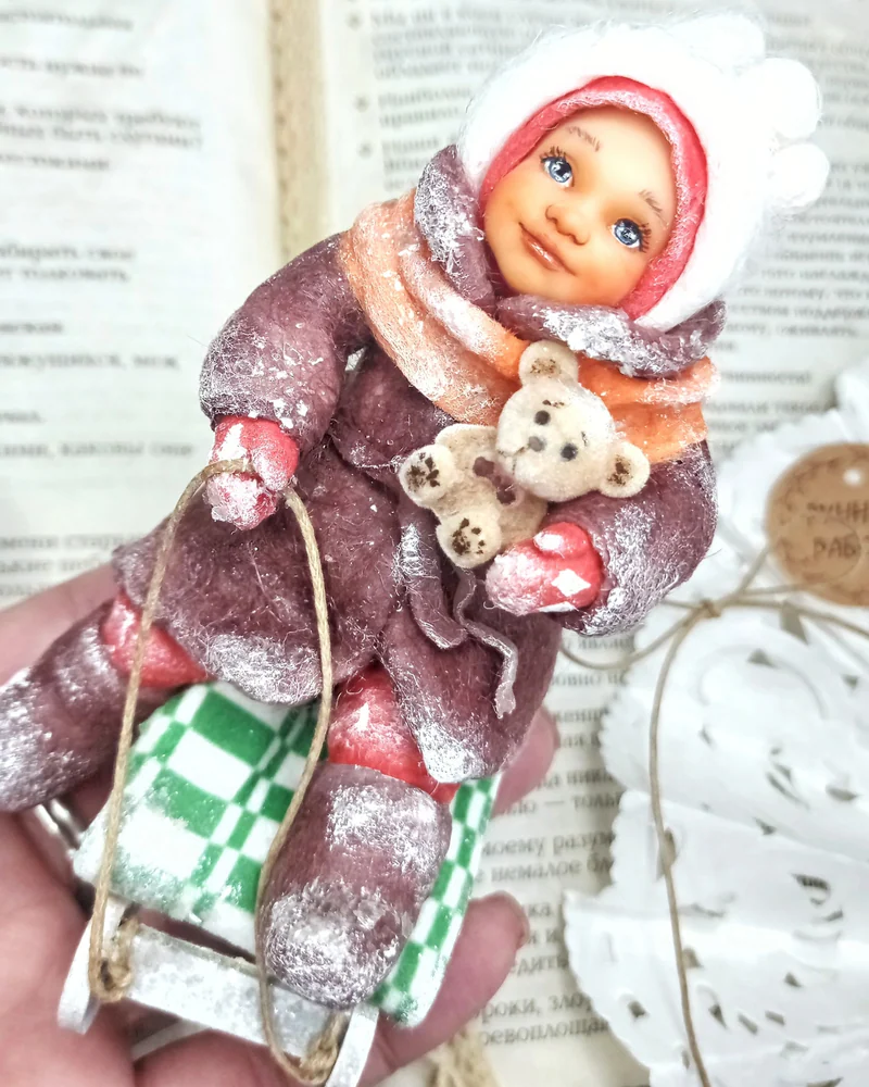 Ватная игрушка "Девочка на санках с одеялком и мишкой"