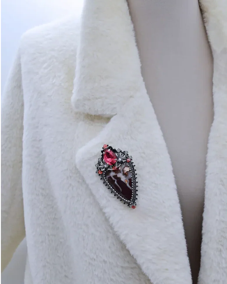 Брошь ручной работы с яшмой и Swarovski